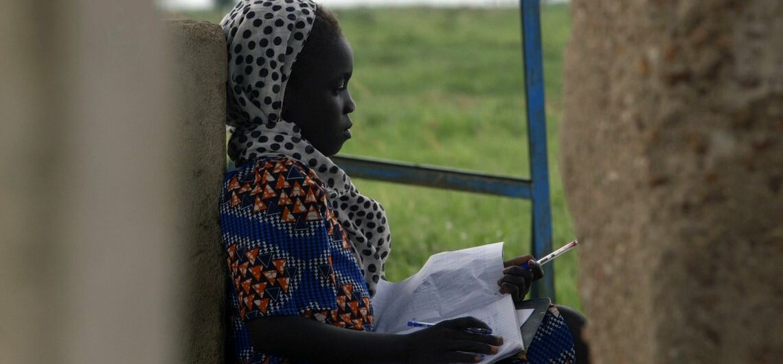 Filmausschnitt junges Mädchen lernt mit Stift und Papier - »Le spectre de Boko Haram«