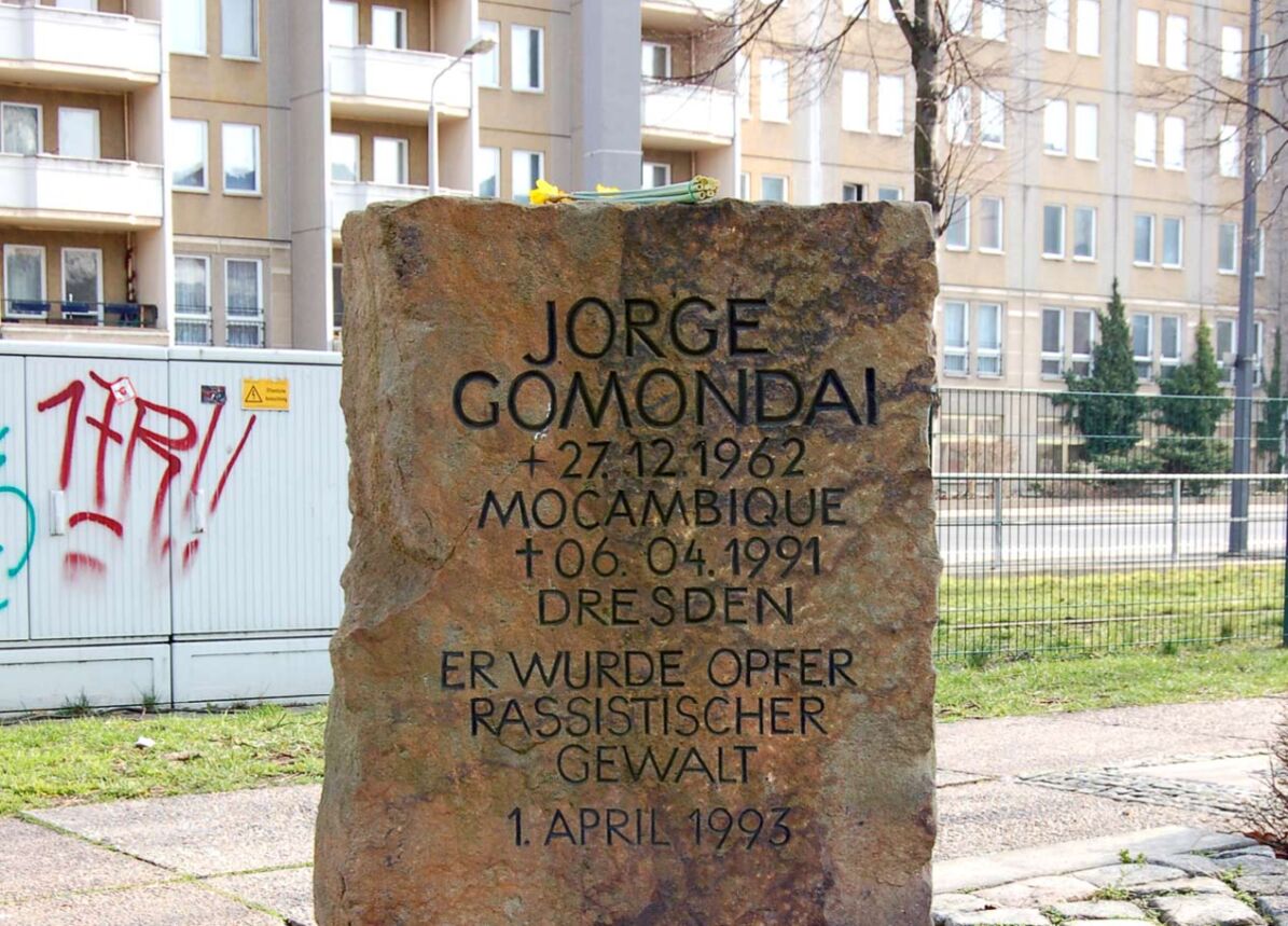 Gedenkstein  für Jorge Gomondai aus Mosambik in Dresden - mit der Gravur "Er wurde Opfer rassistischer Gewalt"