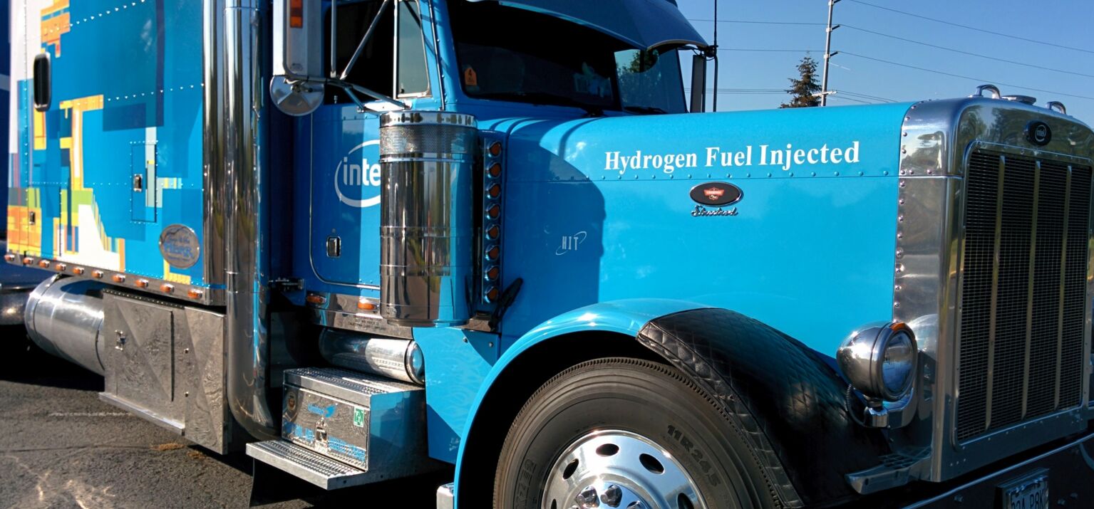 Ein blauer Lkw der Firma Intel mit der Aufschrift "Hydrogen Fuel Injected"