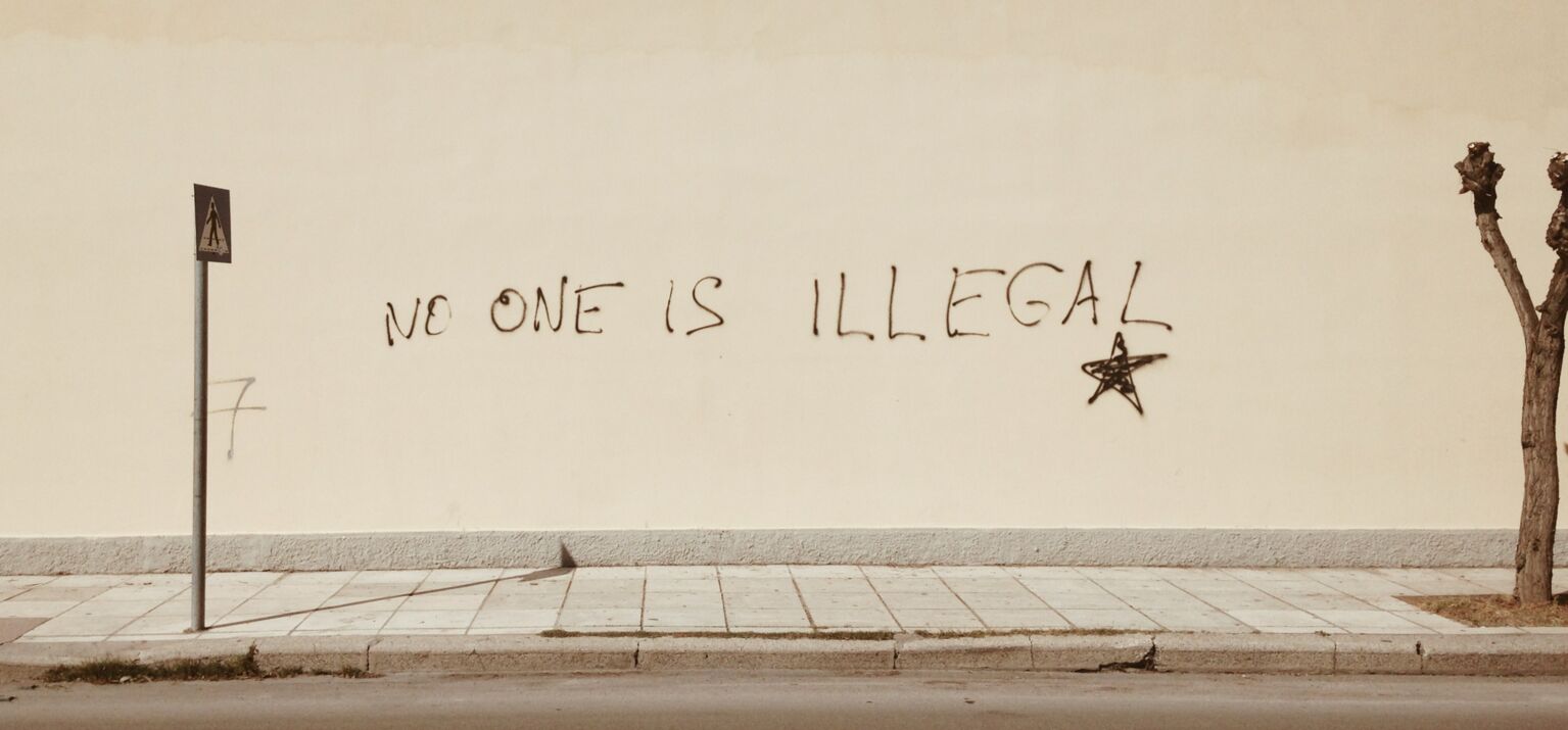 Foto eines Schiftzugs auf einer Mauer in Kos, Griechenland: No one is illegal mit einem Stern