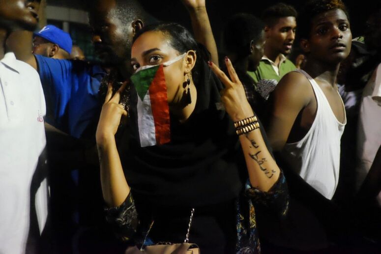 Eine junge Frau hat »Just Fall« auf ihren Arm geschrieben - sie fordert damit den Rücktritt von Präsident Omer Al Bashir und seiner Regierung