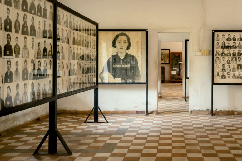 Ausstellungstafeln mit Porträts der ehemals Inhaftierten im Tuol Sleng Genozid Museum