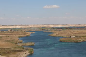 Der Fluss Euphrat in Rojava in einer kargen Landschaft. Die Autonomieregion steht inmitten von Krieg für Hoffnung und Selbstverwaltung.