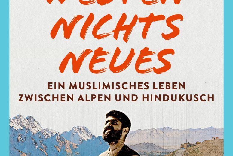 Es ist eine Person zu sehen, welche lächelnd mit den Händen hinter dem Rücken vor einem geteilten Hintergrund zu sehen ist, welcher die Alpen und eine Stadt in Afghanistan darstellt