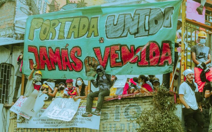 Streikende im Mai 2021 in Cali m it einem Transpi: Portada Unida Jamás Vendida