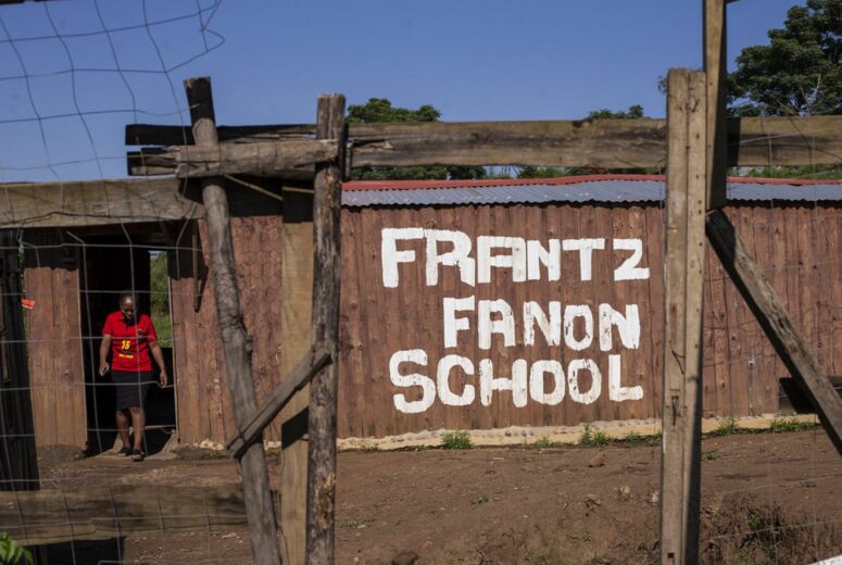 Gebäude mit der Aufschrift Frantz Fanon School