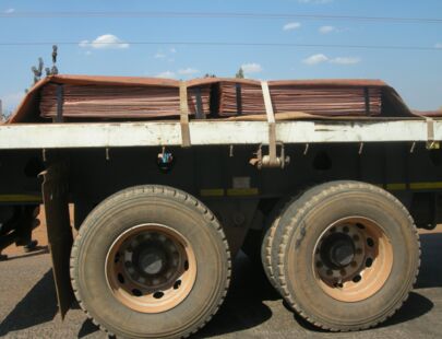 Kupferplatten aus der Kanshasi-Mine werden auf einem LKW transportiert