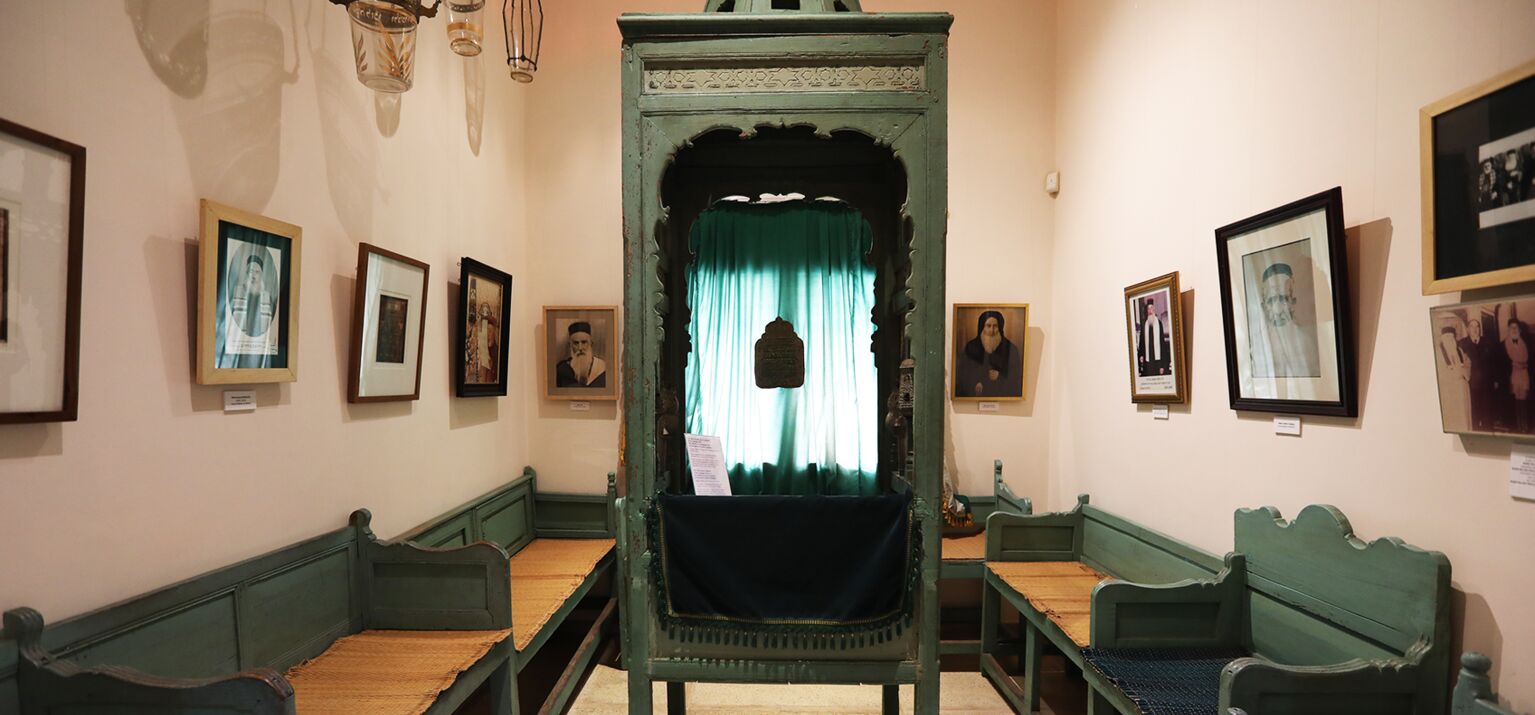Jüdisches Leben nur noch im Museum - Portraits von marrokanischen Rabbis an der Wand im Musée du Judaïsme Marocain in Casablanca - Einrichtung ist zu sehen