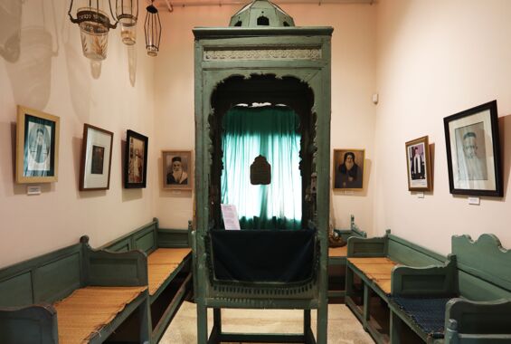 Jüdisches Leben nur noch im Museum - Portraits von marrokanischen Rabbis an der Wand im Musée du Judaïsme Marocain in Casablanca - Einrichtung ist zu sehen