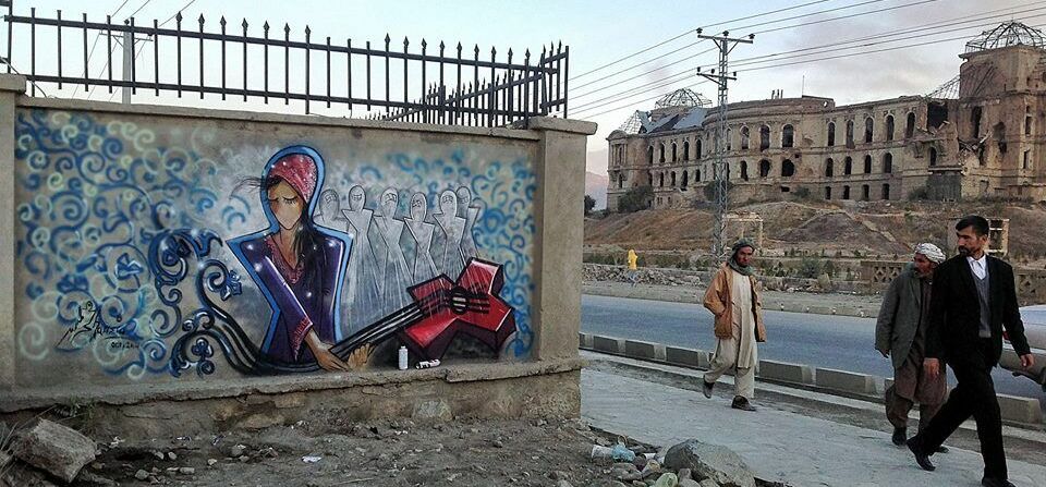Mural in Kabul mit einer Frau und Gitarre