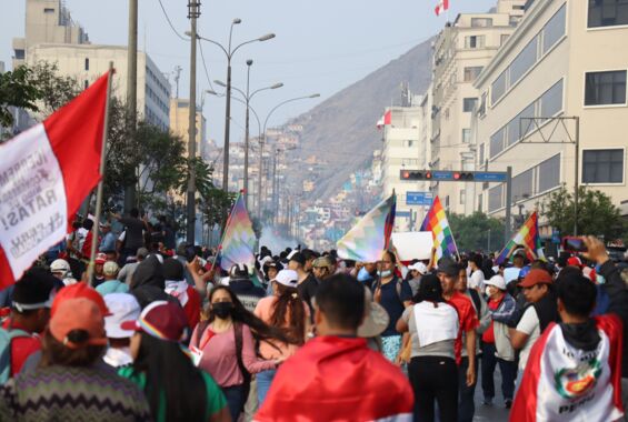 Proteste mit Protestzug von Menschen in den Straßen der Hauptstadt Lima
