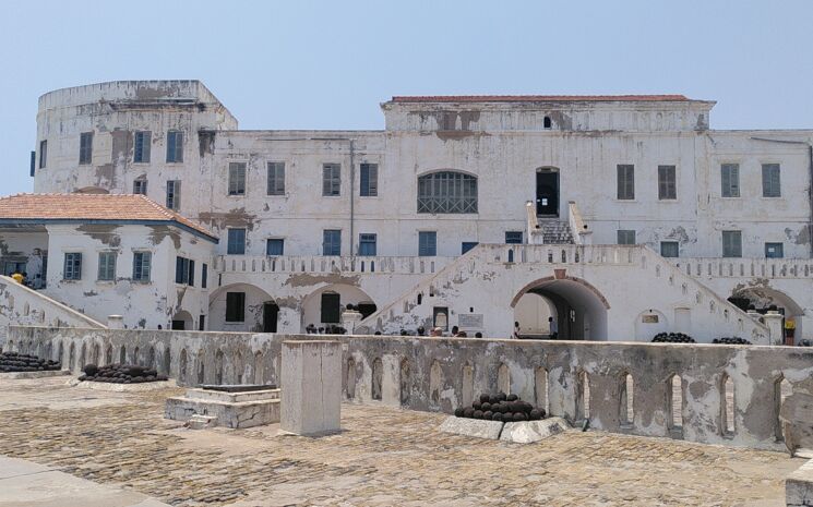 Blick auf die Fassade des Cape Coast Castle in Ghana