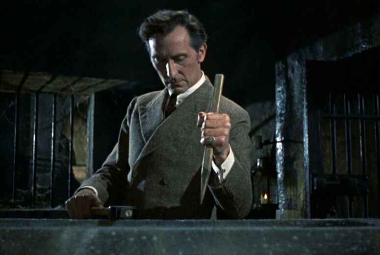 Filmstill aus dem Horrorfilm »Dracula« (GB, 1958): Van Helsing (Peter Cushing) steht mit Hammer und Holzpflock vor einem Sarg