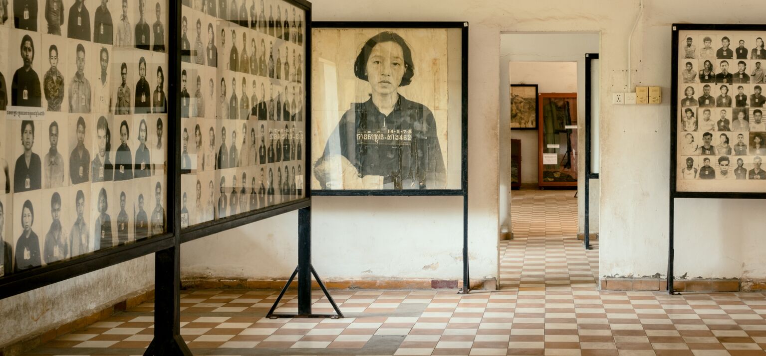 Ausstellungstafeln mit Porträts der ehemals Inhaftierten im Tuol Sleng Genozid Museum