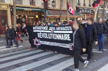 Jüdische Linke bei Demonstration mit Transpi »autodéfense juive antiraciste et révolutionnaire« - viele Menschen auf der Straße in Paris