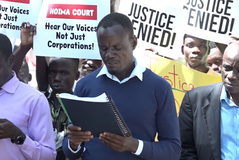 Vor dem Gericht in Hoima Uganda wehren sich Mitglieder der Gemeinde Baliisa gegen die Zwangsäumungen wegen der EACOP