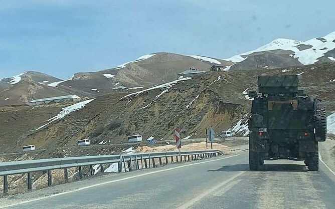 Wahlmanipulation in der Türkei: Militär und Polizei auf dem Weg nach Yüksedar in Kurdistan.