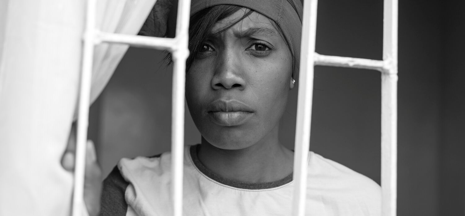 Queeres Filmstill: Angst vor dem Mob: Liz (Rose Njenga) sorgt sichum sich und ihre Partnerin Filmstill aus »Stories of Our Lives«,
