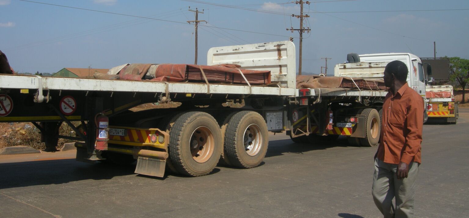 Kupferplatten auf einem LKW zum Abtransport