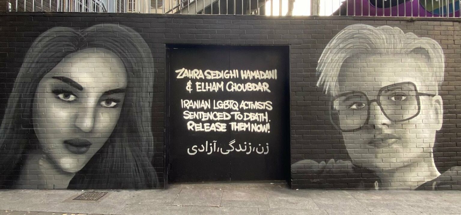 Ein Graffiti zeigt das queere Paar Elham Choubdar und Zahra Sedighi Hamedani, die in Iran zu Tode verurteilt wurden