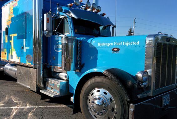 Ein blauer Lkw der Firma Intel mit der Aufschrift "Hydrogen Fuel Injected"